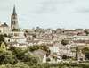 Village de Saint Emilion avec clocher vue aerienne 
