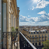 Coin du balcon avec soleil et ciel bleu à Bordeaux