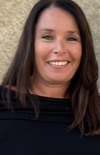 Femme souriante en haut noir accompagnement scolaire enfants
