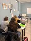Personnes assises dans salle calme pour bien travailler