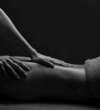 mains massant le dos pour soulager les tensions musculaires
