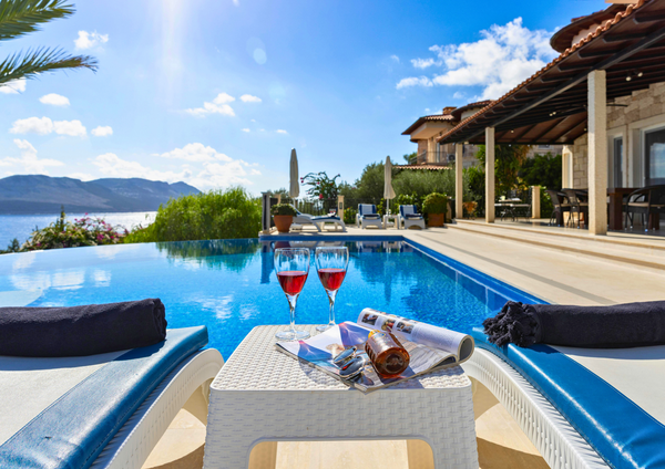 Mise en valeur des espaces extérieurs : terrasse, jardin et piscine