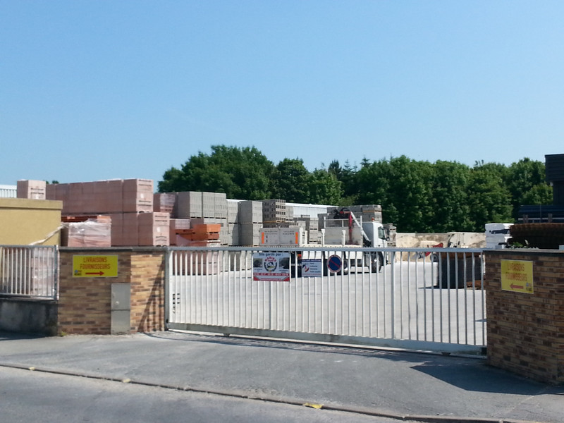 Dépôt entrée fournisseurs au 1 bis rue Ernest Sarron à Claye Souilly 77410