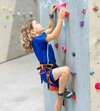 enfant faisant de l'escalade en salle
