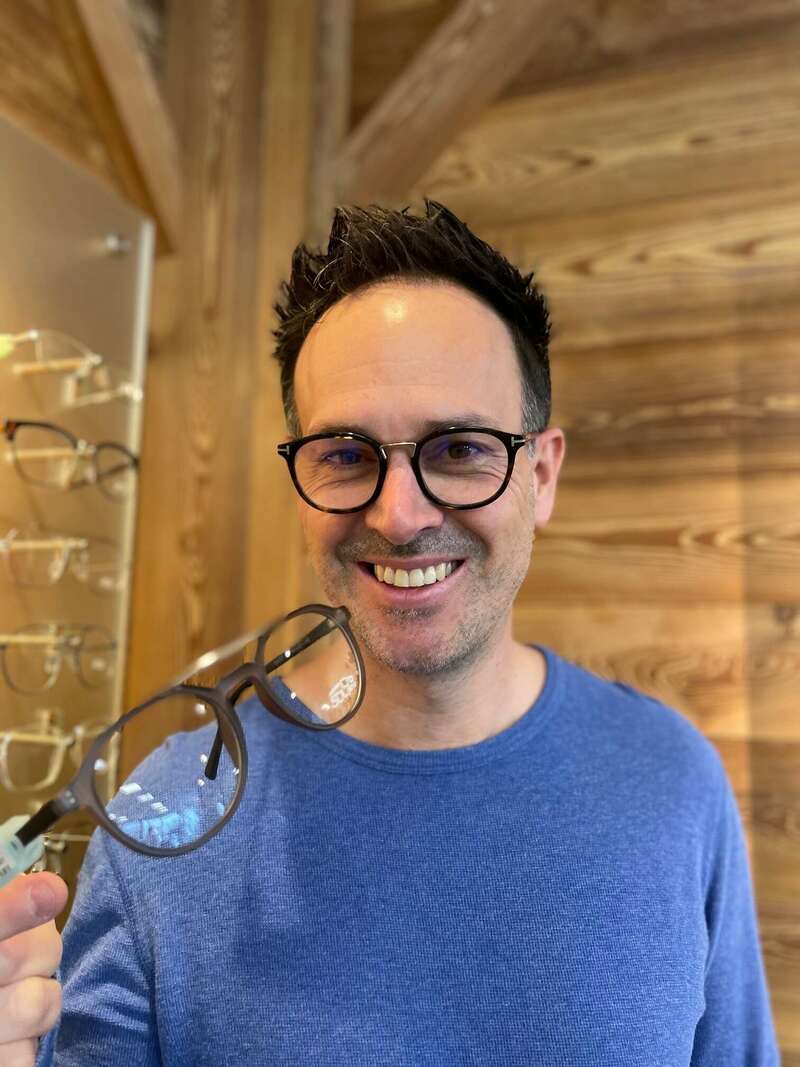 A l'initiative de l'ouverture du magasin en 2008, C'est grâce à Michaël que le magasin est ce qu'il est et que l'équipe est ce qu'elle est! Amoureux de son métier, il adore échanger avec ses clients sur les techniques de l'optique.