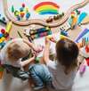 Enfant jouant pour apprentissage ludique personnalisé