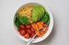 Bol de salade équilibrée avec légumes, protéines et céréales complètes