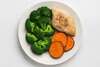 Assiette équilibrée composée de légumes frais, féculents et protéines