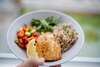 Assiette équilibrée avec légumes, protéines et féculents pour une satiété durable