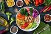 Assiette équilibrée avec légumes colorés, protéines et féculents, illustrant le rééquilibrage alimentaire à Aix-en-Provence.