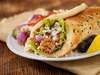 Wrap gourmand et healthy pour le travail : houmous, légumes croquants et feta, prêt en quelques minutes.
