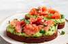 Tartine équilibrée et rapide à préparer : saumon fumé, avocat et pousses d’épinard pour un déjeuner savoureux.