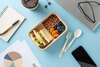 Lunch box pratique et équilibrée pour le bureau : protéines, légumes frais et glucides complexes pour un repas complet.