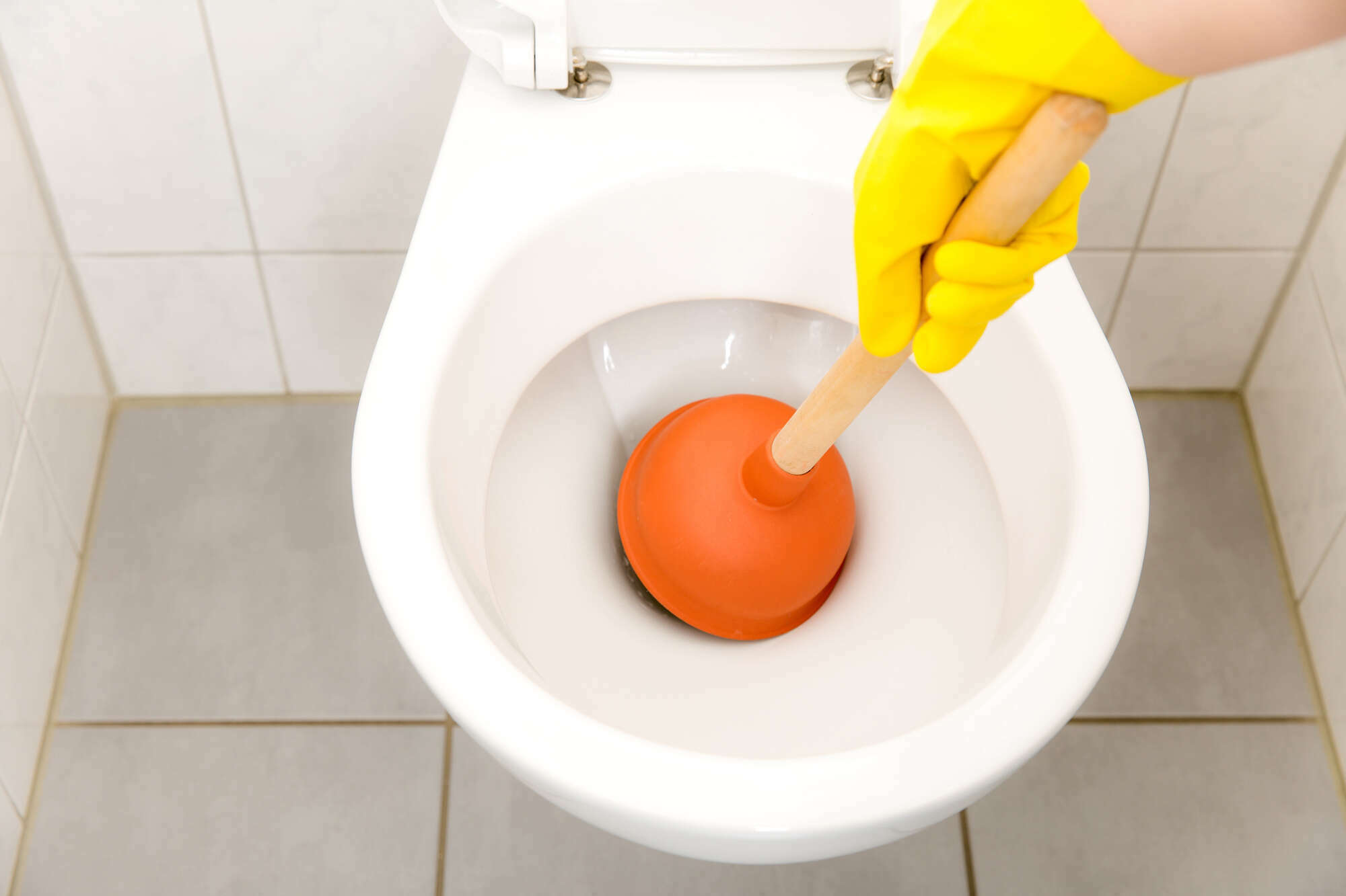 Comment déboucher des toilettes sans déboucheur à WC ? - La Belle