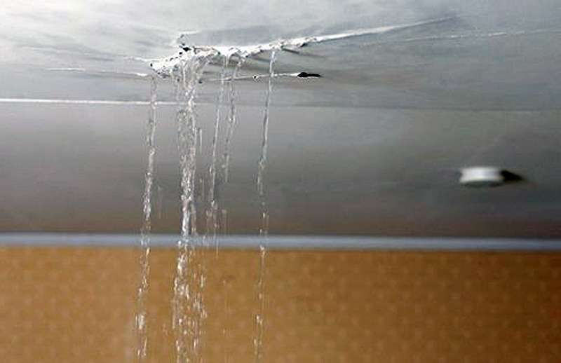 Comment sécuriser sa toiture en attendant un couvreur à Amiens (80) ? 7 https://files.sbcdnsb.com/images/czaorv8pxw2l/content/1738791134/524328/fuite_d_eau_dans_la_maison20180428-1975528-yiw5gy.jpeg