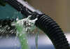 fuite d'eau sur tuyau plastique