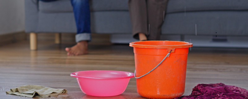 sceau d'eau pour une fuite