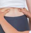Physiothérapeute examinant le bas du dos d'une patiente