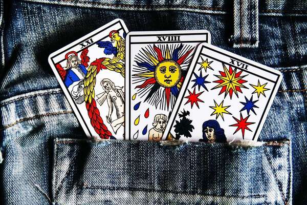 Tarot dans la poche d'un jean's