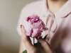 rose dans une main