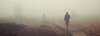 Thérapeute avançant sur un chemin dans le brouillard, illustrant le passage entre la formation et une posture professionnelle plus stable.