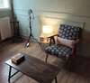 Cabinet de consultation avec fauteuil et table basse pour un échange individuel