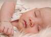 Bébé endormi en body rayé douceur parentalité