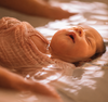 bébé apaisé dans bain thérapeutique sécurisant et relaxant
