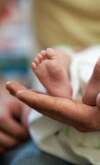 bébé allongé soutien doux accompagne écoute parents
