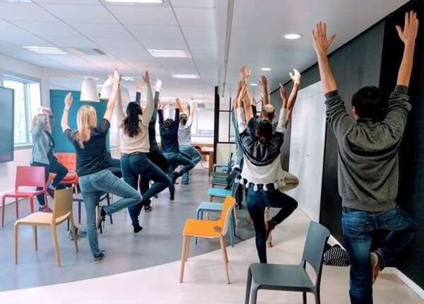 Coach Me Happy - Case #14 du Calendrier Bien-être au travail - STOP au mal de dos ! 3 exercices de yoga à réaliser au bureau, dans les transports.