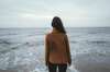 Femme devant la mer