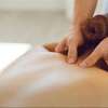 mains appliquant pression sur le dos pour shiatsu