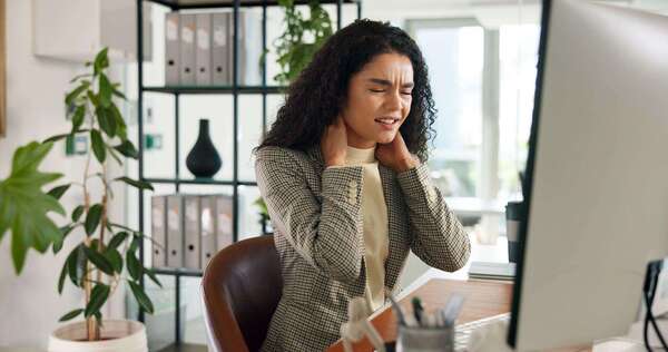 Les 10 signes que votre corps est en surcharge de stress (et qu'il est temps de l'écouter)