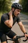 Homme cycliste soulageant sa nuque douleur cervicale