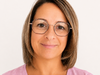 Femme souriante lunettes t shirt rose soin somatopathie