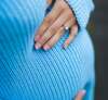 Femme enceinte sereine illustrant les changements corporels et la préparation à laccouchement