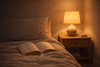 Chambre le soir avec lampe de chevet douce et lumière tamisée — ambiance apaisante pour un sommeil réparateur