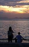 Personnes regardant un coucher de soleil apaisant