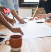 Équipe collaborant autour d'un team building en entreprise