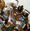 Réunion d'équipe autour d'une table en séminaire entreprise