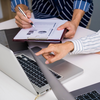 Jeune femme dubitative tenant aligneur et modèle orthodontique