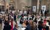 Personnes collaborant autour d'une table lors d'une journée d'étude
