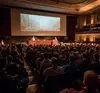 Salle de réception élégante décorée pour événement avec tables et fleurs