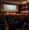 Salle de réception élégante décorée pour événement avec tables et fleurs