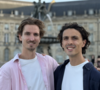 Quatre collègues collaborant autour d'une tablette avec graphiques