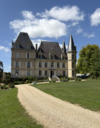 Jeune femme dubitative tenant aligneur et modèle orthodontique