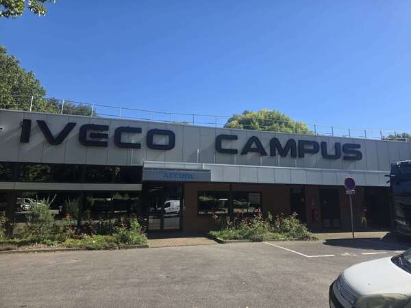 Comment Experts du Montage déploie son réseau d’installateurs pour les aménagements de concessions automobiles, moto et utilitaires ?