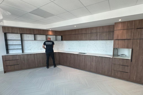 Société de montage ou poseur indépendant : les 10 raisons de choisir une entreprise spécialisée