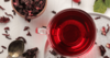 Ingrédients pour préparer une infusion d’hibiscus : fleurs séchées, citron, gingembre et menthe