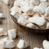 Gros plan sur des morceaux de pulpe de baobab séchée dans une coque en bois – riche en fibres, vitamine C et antioxydants, utilisé en nutrition naturelle et alimentation infantile.